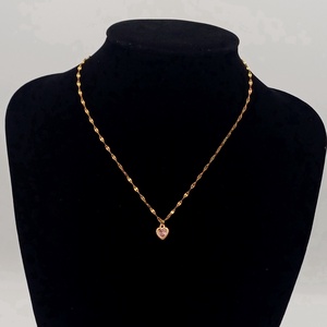 Colier cu pandativ placat cu aur de 18K ,pandantivul cu piatra roz ,zirconiu sintetic. - Artynos.ro