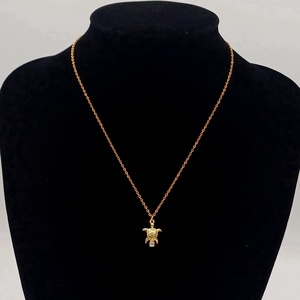 Colier cu pandativ broscuța placat cu aur de 14K. - bijuterii - coliere - coliere din aur - Artynos.ro