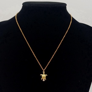 Colier cu pandativ broscuta placat cu aur de 14K. - Artynos.ro