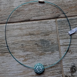 Colier pe fir metal lucios cu pandativ 22mm. - Artynos.ro