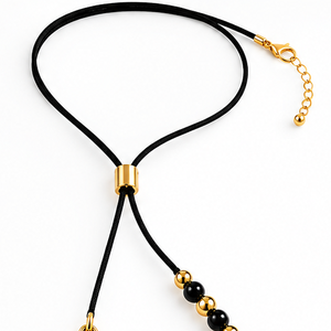 Colier pe snur negru cu accesorii - Artynos.ro