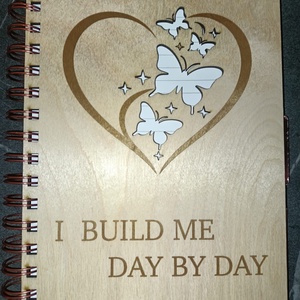 Agenda cu coperta din lemn „I BUILD ME – Day by Day”, Casa & Stil de viata, Produse de papetarie, Caiete si jurnale, Gravare, pirogravura, Nu te mai astepti sa se schimbe viata peste noapte. O construiesti. Zi cu zi. Rand cu rand.

Agenda..., ARTYNOS