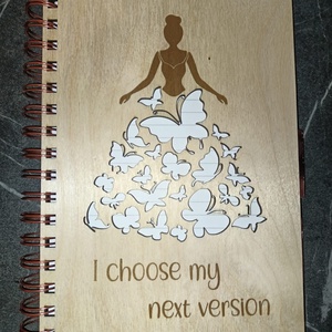 Agenda cu coperta din lemn „I choose my next version” – Scrie povestea noii tale versiuni, Casa & Stil de viata, Produse de papetarie, Caiete si jurnale, Gravare, pirogravura, Exista momente in care nu mai vrei „inca putin”.
Vrei claritate. Directie. Si acel „gata, de azi eu..., ARTYNOS