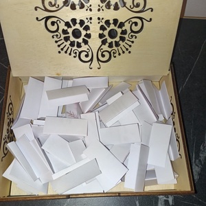 Cutia 60 de zâmbete: Un mesaj mic care îți schimbă toată ziua - casă & stil de viață - decorațiuni de casă - decorațiuni de masă și rafturi - cutii de decor - Artynos.ro