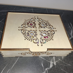 Cutia 60 de zâmbete: Un mesaj mic care îți schimbă toată ziua - casă & stil de viață - decorațiuni de casă - decorațiuni de masă și rafturi - cutii de decor - Artynos.ro
