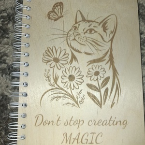 Agenda A5 cu coperta din lemn cu pisica � Don�t Stop Creating Magic 80 foi dictando  Jurnal cu spirala - Artynos.ro