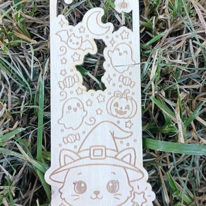 Semn de Carte Halloween din Lemn cu Pisica Vrajitoare, Fantome si Dovleac – Cadou pentru Iubitori de Pisici si Carti, Carti si creatii cu tematica muzicala, cadouri, Semn de carte, , Daca pisicile ar putea face vraji, stim deja care ar fi prima: „Mai cumpara o carte.” 
Si, sincer, ..., ARTYNOS