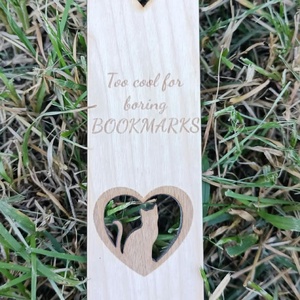 Semn de Carte din Lemn cu Pisica si Inima – „Too Cool for Boring Bookmarks”, Cadou pentru Iubitori de Carti si Pisici, Carti si creatii cu tematica muzicala, cadouri, Semn de carte, , Semne de carte plictisitoare? Sorry, nu stau in biblioteca asta. 
Daca tot cartea pe care o citesti..., ARTYNOS