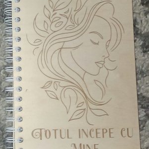 Agenda A5 din lemn „Totul incepe cu mine” – coperta reutilizabila, 80 foi dictando, Casa & Stil de viata, Produse de papetarie, Caiete si jurnale, , Persoana care iti poate schimba viata s-ar putea sa fii chiar tu. 
Nu luni.
Nu de la 1 ianuarie.
Nu..., ARTYNOS