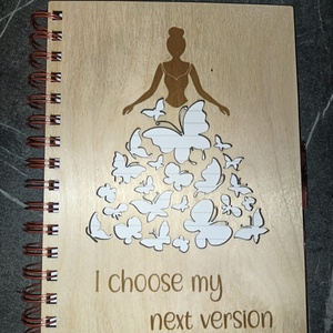 Agenda cu coperta din lemn „I choose my next version” – Scrie povestea noii tale versiuni, Casa & Stil de viata, Produse de papetarie, Caiete si jurnale, , Exista momente in care nu mai vrei „inca putin”.
Vrei claritate. Directie. Si acel „gata, de azi eu..., ARTYNOS
