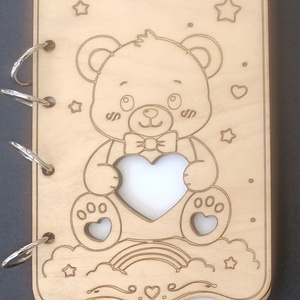 Agenda Mini A6 pentru Copii, Coperta din Lemn Gravat, Model Ursulet cu Inimioara, Personalizabila, Cadou Creativ - Artynos.ro