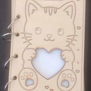 Agenda Mini A6 pentru Copii, Coperta Lemn Gravat, Model Pisicuta cu Inimioara, Personalizabila - Artynos.ro