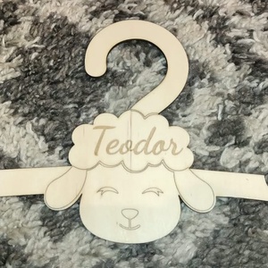 Umeras Copii din Lemn Model Oita, Personalizabil cu Nume, Umeras Bebelusi, Cadou Botez, Baby Shower, Decor Camera Copii - Artynos.ro