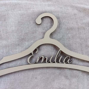 Umeraș Personalizat cu Nume din Lemn pentru Copii, Bebeluși, Fete și Băieți, Cadou Botez, Aniversare, Decor Cameră Copii - casă & stil de viață - organizare & depozitare - organizator de perete - Artynos.ro