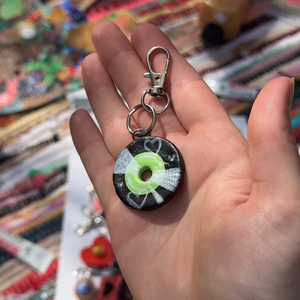 Breloc vinyl handmade � Vinyl Charm - genți și portofele - accesorii genți - breloc - Artynos.ro