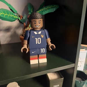 O figurina mare a unui jucator din nationala Frantei, in stil LEGO � inaltime de 21 cm! , , , ARTYNOS