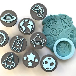 Set de stampile si formele de prajituri „Astronautul Gyurma” – Racheta, astronaut, OZN si planete , , , Un instrument creativ 2 in 1: perfect atat pentru stampile din plastilina, cat si pentru forme de b..., ARTYNOS