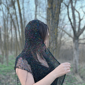 Sal artizanal cu paiete – Accesoriu glam unic, Imbracaminte si moda, Esarfe, palarii, fularuri, Saluri, , Descopera o piesa artizanala deosebita, creata manual cu grija si atentie la detalii. Baza neagra e..., ARTYNOS