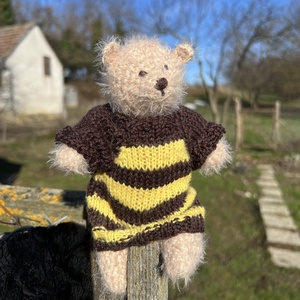 Misi, ursuletul-albinuta – jucarie artizanala unica 🐝, Jucarii si echipamente pentru copii, Plusuri, Ursulet de plus, , Credeti ca sunt un simplu ursulet? Nici vorba! Sunt o albinuta vesela – bzzzzzz! Fa cunostinta cu M..., ARTYNOS