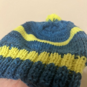 Căciulă veselă pentru copii, tricotată manual � Albastru și Galben Neon (44-46 cm) - jucării și echipamente pentru copii - saci și seturi pentru copii - pernă pentru copii, pernă micuță - Artynos.ro