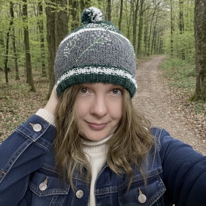 Caciula de dama din lana, tricotata manual, Imbracaminte si moda, Esarfe, palarii, fularuri, Caciula, , Paleta de culori in nuante de verde padure si gri, impreuna cu motivele florale brodate manual, fac..., ARTYNOS