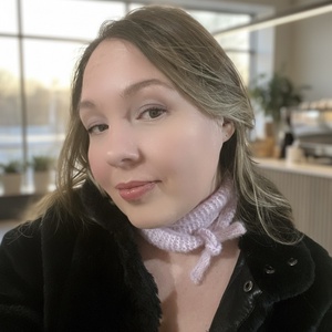 Esarfa "Mini Sophie" tricotata manual – Roz din Alpacas si Matase, Imbracaminte si moda, Esarfe, palarii, fularuri, Esarfe, , Moale, stilata si speciala. Aceasta mini esarfa lucrata manual este accesoriul perfect daca iti dor..., ARTYNOS