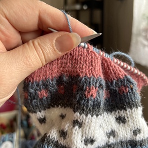 Căciulă tricotată pentru bebeluși � Model Peștișor, din fire naturale (44-46 cm) - jucării și echipamente pentru copii - saci și seturi pentru copii - pernă pentru copii, pernă micuță - Artynos.ro