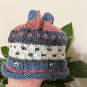 Căciulă tricotată pentru bebeluși � Model Peștișor, din fire naturale (44-46 cm) - jucării și echipamente pentru copii - saci și seturi pentru copii - pernă pentru copii, pernă micuță - Artynos.ro