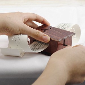Cutie muzicala unica cu panglica perforata, ca muzica strazii antice, Casa & Stil de viata, Accesorii pentru decorat casa, Decoratiuni de masa si decoratiuni pentru rafturi , Cutii muzicale, Prelucrarea lemnului, ARTYNOS