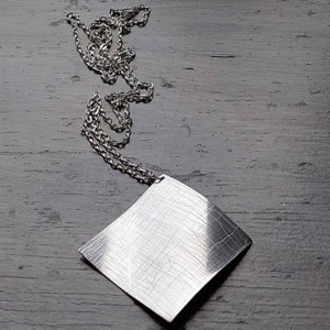 Pandantiv cu design minimalist din aluminiu lucios, ușor, pe un lanț argintiu -  - Artynos.ro Pandantiv cu design minimalist din aluminiu lucios, ușor, pe un lanț argintiu -  - Artynos.ro