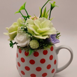 Cană umplută cu buline roșii -  - Artynos.ro