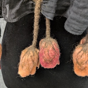 Eșarfă împâslită � Lalele de noapte - îmbrăcăminte și modă - eșarfe, pălării, fularuri - șal, eșarfă de cap - Artynos.ro