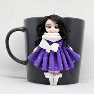Cana personalizata, handmade, cu fetita in rochie mov � decor 3D din lut polimeric (FIMO), 300 ml - Artynos.ro