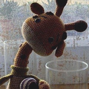 Girafa microbistă - jucării și echipamente pentru copii - plușuri - girafă de pluș - Artynos.ro