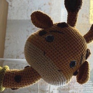 Girafa microbistă - jucării și echipamente pentru copii - plușuri - girafă de pluș - Artynos.ro