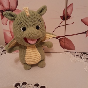 Dragonul vesel- jucarie crosetata - jucării și echipamente pentru copii - plușuri - dragon de pluș - Artynos.ro