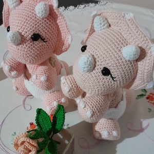 Baby Triceratops  Micul Triceratops croșetat  - jucării și echipamente pentru copii - plușuri - dragon de pluș - Artynos.ro