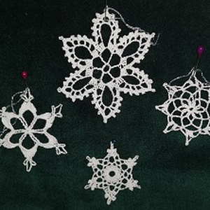 Ornamente Croșetate Manual  Magia Crăciunului într-un Set Unicat - crăciun - decorațiuni de crăciun de casă - pom de crăciun  - Artynos.ro