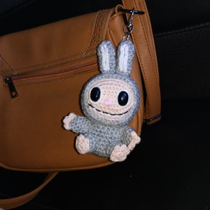 Breloc Labubu  realizat manual cu drag  - genți și portofele - accesorii genți - breloc - Artynos.ro