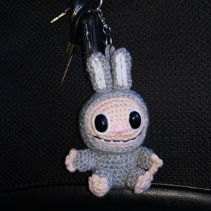 Breloc Labubu  realizat manual cu drag  - genți și portofele - accesorii genți - breloc - Artynos.ro