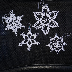 16 buc Ornamente Croșetate Manual  Magia Crăciunului într-un Set Unicat - crăciun - decorațiuni de crăciun de casă - figurine pentru pomul de crăciun - Artynos.ro