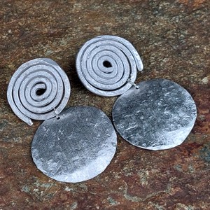 Cercei cu cerc dublu agățat din aluminiu - bijuterii - cercei hoops - Artynos.ro Cercei cu cerc dublu agățat din aluminiu - bijuterii - cercei hoops - Artynos.ro