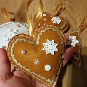 Gingerbread model simțit ornamente alb - auriu -  - Artynos.ro