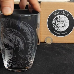 Cană de sticlă cu model de cască spartană  -  - Artynos.ro