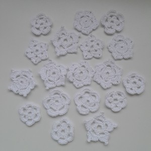 Flori crosetate albe - 18 bucati / pachet, , , ARTYNOS