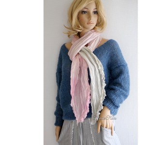 SYROME SCARLING / gri-roz - batik fular lung cu volane - îmbrăcăminte și modă - eșarfe, pălării, fularuri - eșarfe - Artynos.ro