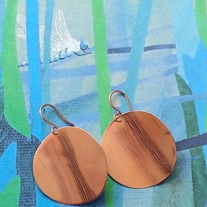 Cercei minimaliști, unici, din cupru frumos strălucitor -  - Artynos.ro Cercei minimaliști, unici, din cupru frumos strălucitor -  - Artynos.ro