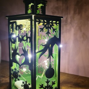 Lanternă Grinch - crăciun - decorațiuni de crăciun de casă - luminițe de crăciun - Artynos.ro Lanternă Grinch - crăciun - decorațiuni de crăciun de casă - luminițe de crăciun - Artynos.ro