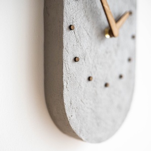 Ceas de perete oval cu efect de beton, silențios, cu limbi din lemn - casă & stil de viață - decorațiuni de casă - decorațiuni de pereți - ceasuri de perete - Artynos.ro