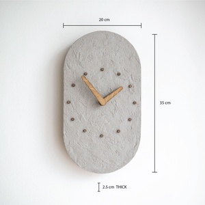 Ceas de perete oval cu efect de beton, silențios, cu limbi din lemn - casă & stil de viață - decorațiuni de casă - decorațiuni de pereți - ceasuri de perete - Artynos.ro